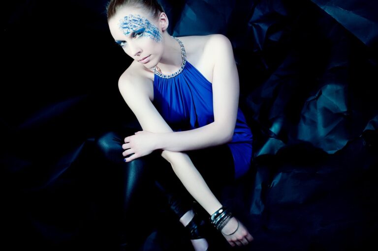 Beauty-Shooting mit Glitzer-Make-up in blauem Licht