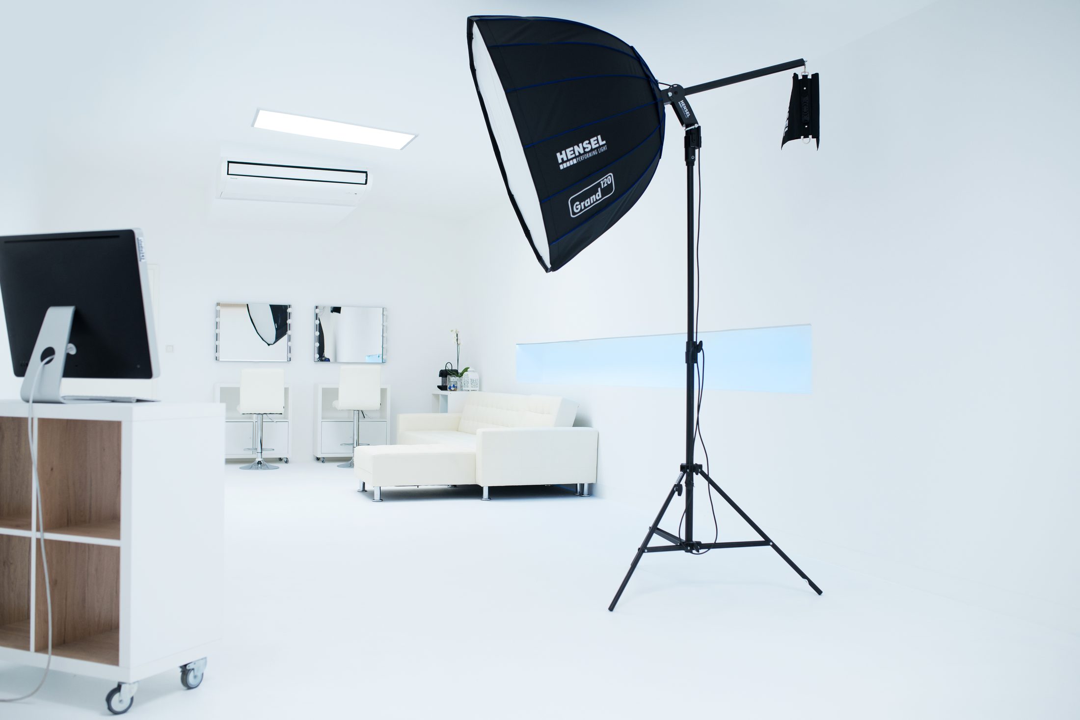 Innenansicht des Fotostudios studio242 in Völklingen mit Couch, Octabox und Blitzanlage