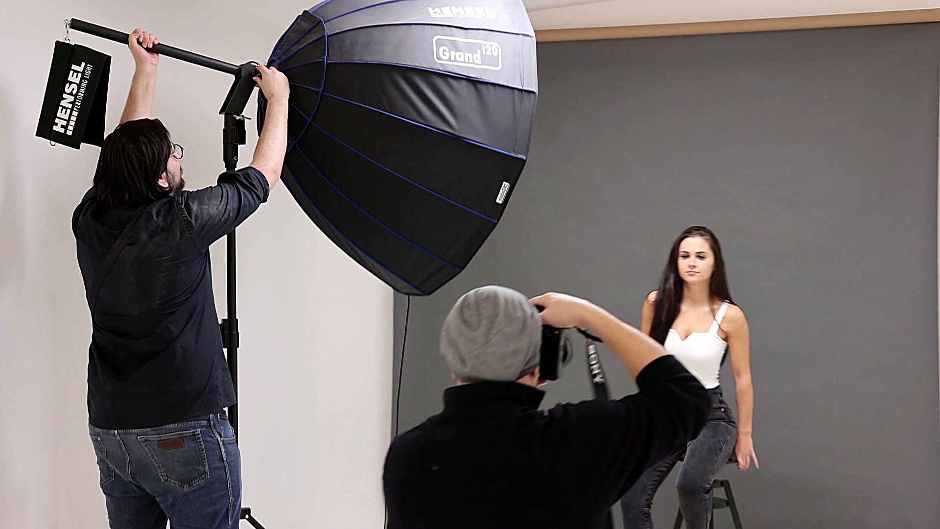 Lichtaufbau mit großer Octabox: Assistent, Fotograf und Model im studio242