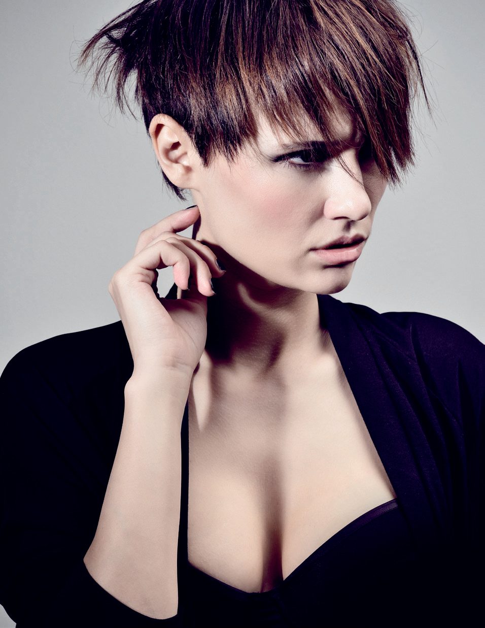 Porträt einer Frau mit kurzem Haar vor grauem Hintergrund, fotografiert im studio242