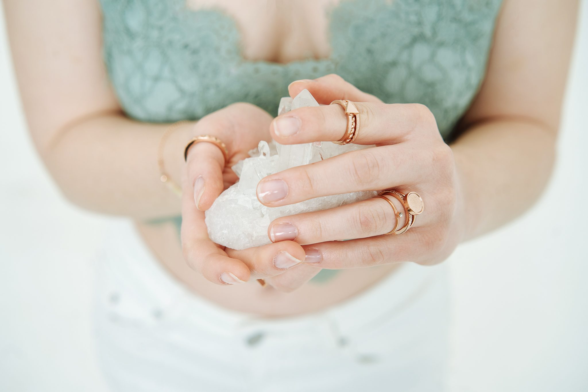 Produktfoto: Hände mit Ringen auf grüner Spitze