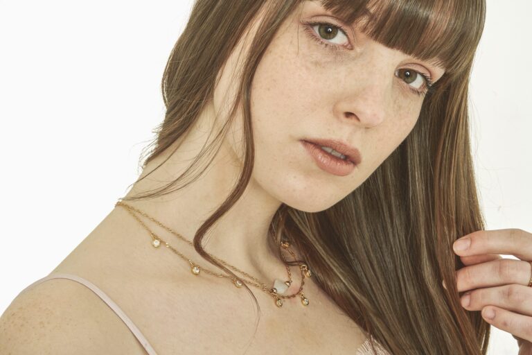 Schmuckshooting: Model mit Halskette